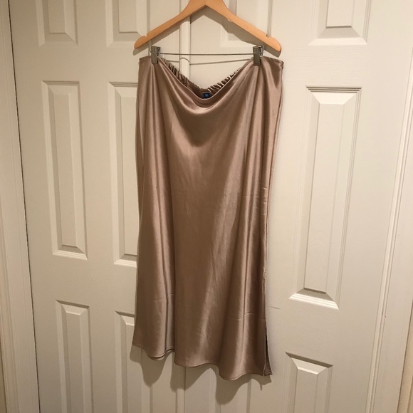 Old Navy Dresses & Skirts - Gold satiny skirt